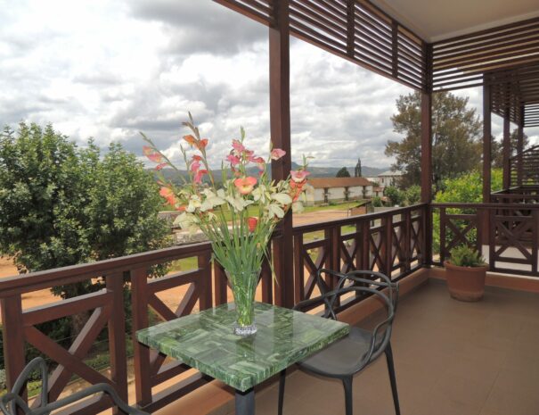 balcon-chambre-plumeria-hotel-antsirabe