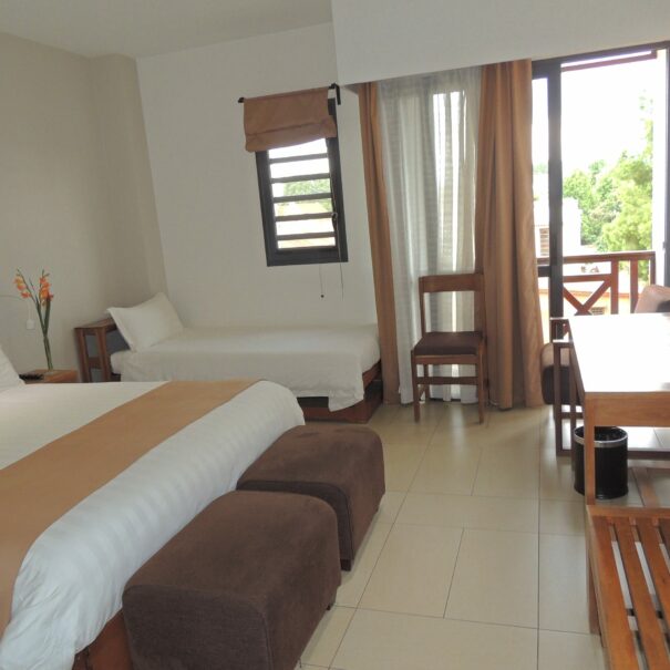 Chambre triple confortable avec balcon au Plumeria Hotel Antsirabe