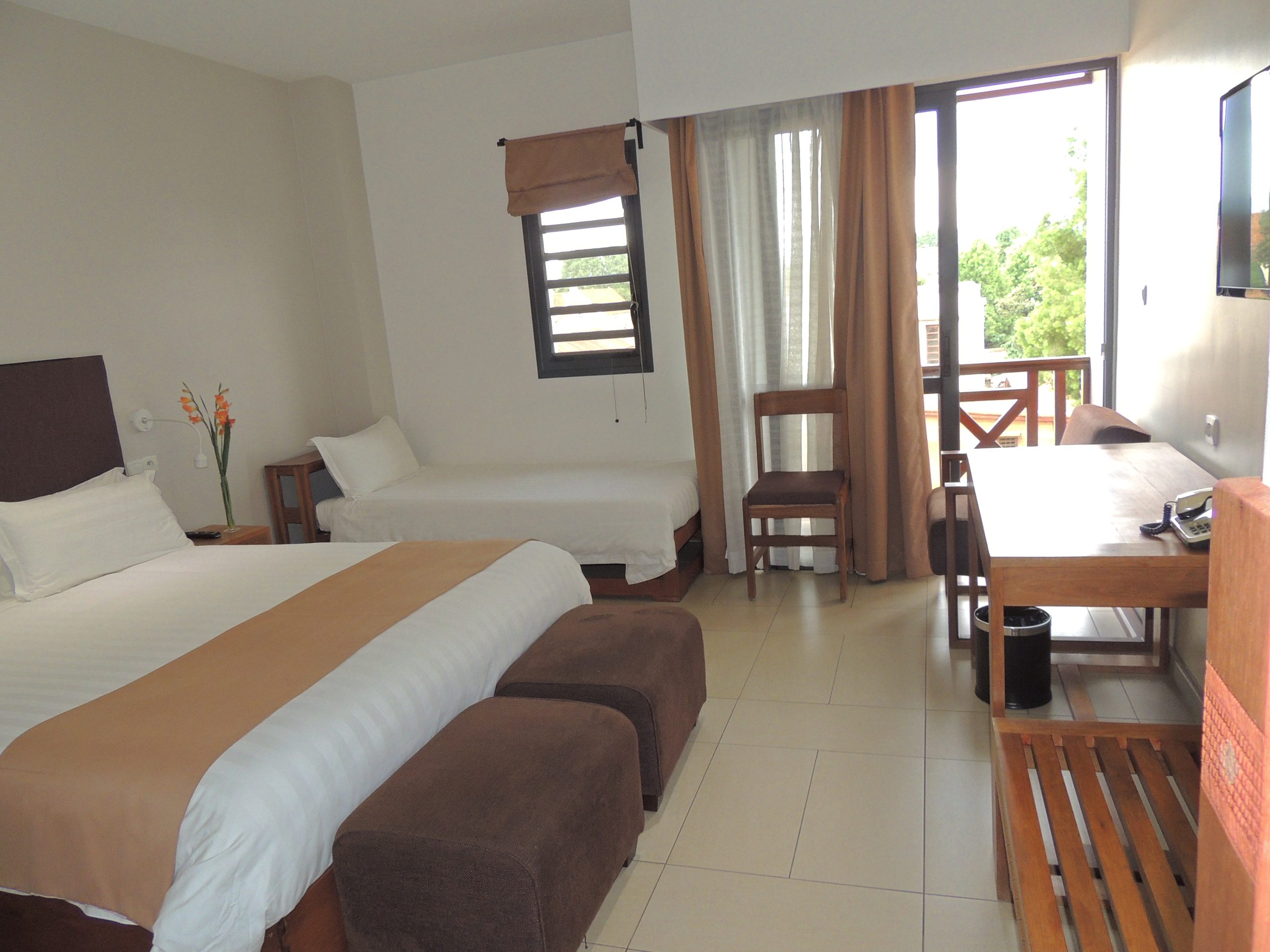 Chambre triple confortable avec balcon au Plumeria Hotel Antsirabe