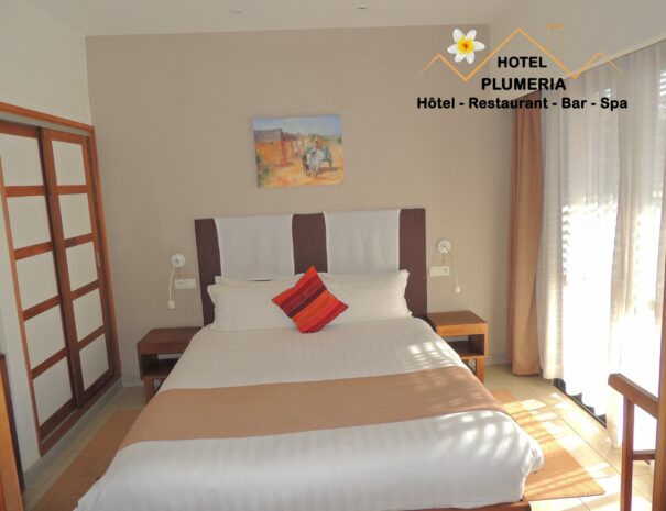 Chambre familiale spacieuse avec lits multiples à l’hôtel Plumeria Antsirabe