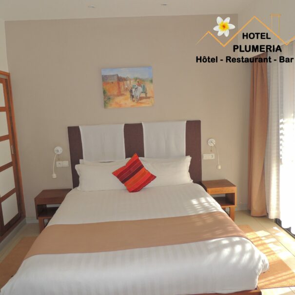 Chambre familiale spacieuse avec lits multiples à l’hôtel Plumeria Antsirabe