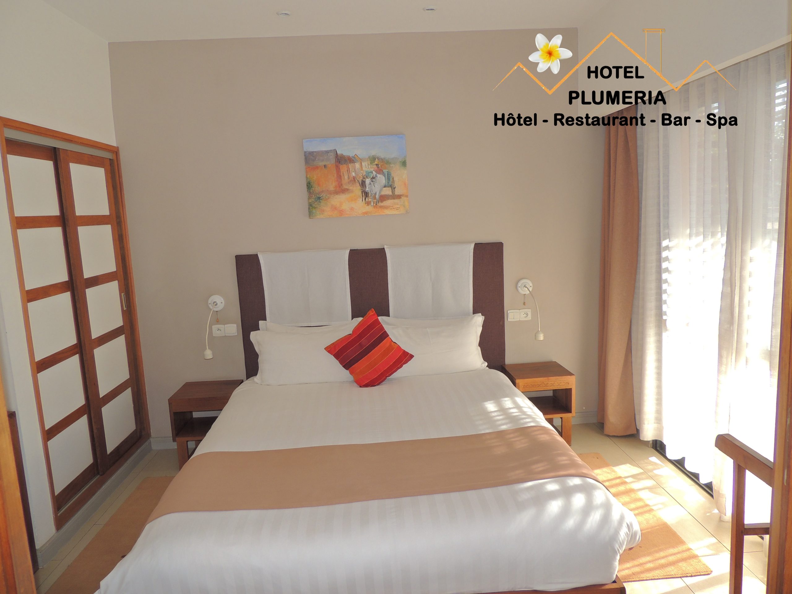 Chambre familiale spacieuse avec lits multiples à l’hôtel Plumeria Antsirabe