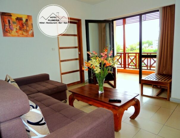 Chambre de luxe spacieuse avec lit king-size et décoration élégante à l’hôtel Plumeria Antsirabe