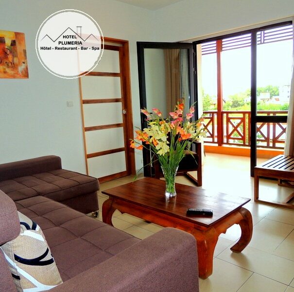 Chambre de luxe spacieuse avec lit king-size et décoration élégante à l’hôtel Plumeria Antsirabe