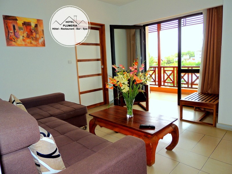 Chambre de luxe spacieuse avec lit king-size et décoration élégante à l’hôtel Plumeria Antsirabe