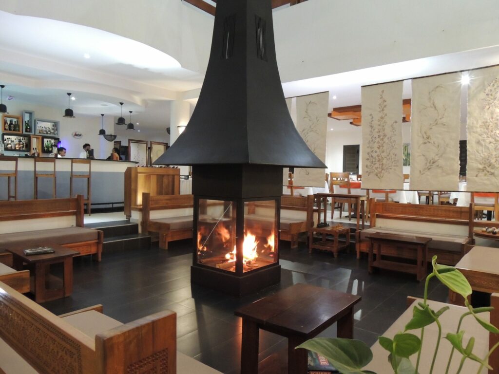 salon-reception-plumeria-hotel-antsirabe